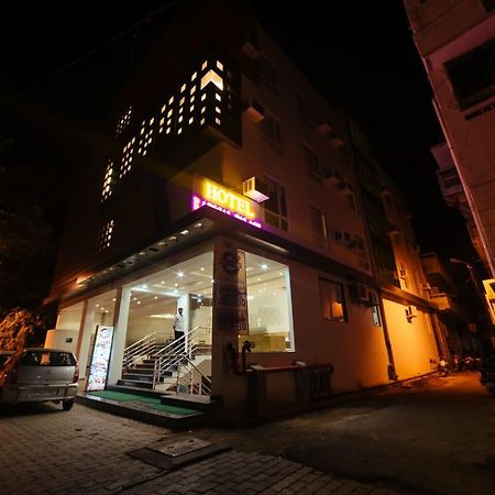 Radical Palace Hotel And Restaurant لاكناو المظهر الخارجي الصورة
